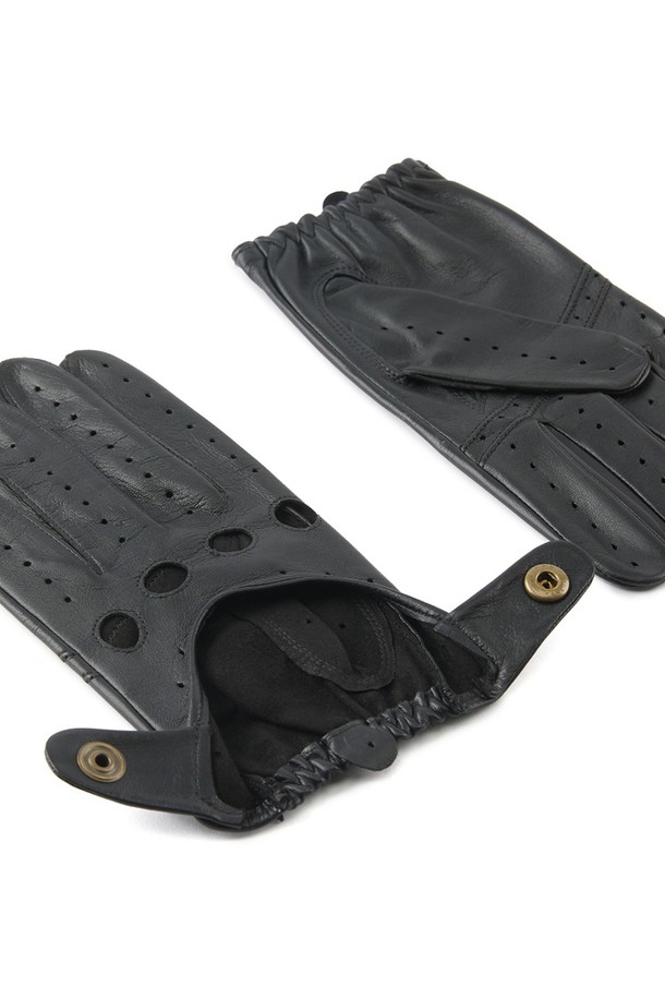 델타 드라이빙 장갑 - 블랙은 부드러운 헤어쉽 가죽과 풀그레인 가죽을 사용하여 제작된 사계절용 드라이빙 장갑입니다. 블랙 컬러의 미니멀하고 시크한 디자인으로, 데이트룩과 여행룩에 모두 잘 어울립니다. 얇은 두께감과 3-4 패널 손가락 구조, 인체공학적 핏, 내부 스티칭으로 뛰어난 그립감과 편안한 착용감을 제공합니다. 너클홀, 벤틸레이션 홀, 스냅 버튼 디테일로 포인트를 더했으며, 자연스러운 가죽 결과 은은한 광택이 고급스러운 느낌을 더합니다. 타이트 핏과 경량 디자인으로 오랫동안 편안하게 착용할 수 있으며, 내구성 있는 구조를 자랑합니다.
