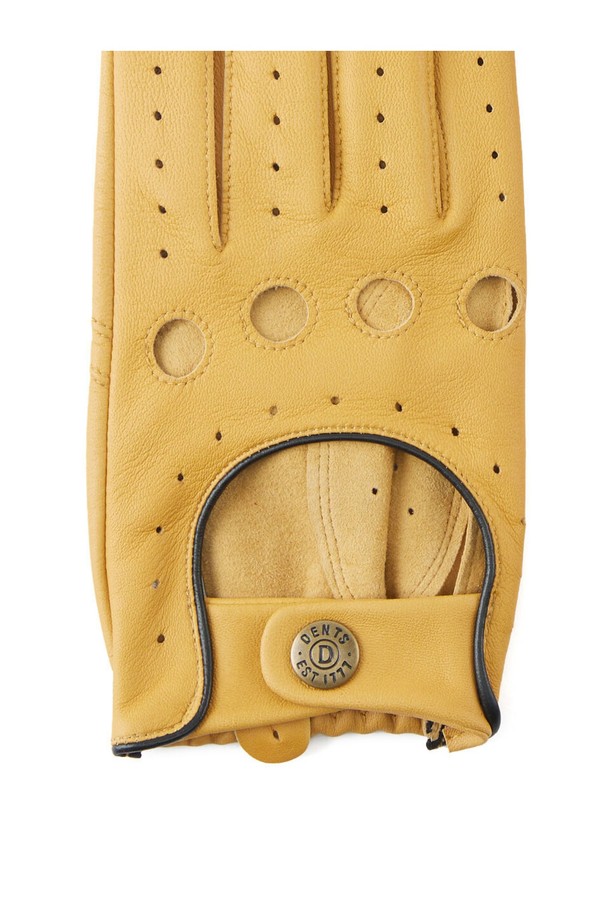 델타 드라이빙 장갑 - 코르크는 남성용 드라이빙 장갑으로, 헤어쉽 가죽 소재를 사용하여 부드러운 촉감과 얇은 두께로 제작되었습니다. 클래식한 디자인에 너클홀, 통기구멍, 스냅 버튼 등의 디테일이 돋보이며, 코르크, 블랙, 그린, 탠 등 다양한 컬러 옵션을 제공합니다. 풀그레인 레더와 자연스러운 텍스처, 고밀도 표면 처리가 특징이며, 해부학적 패턴 디자인과 인심 스티칭, 3-4조각 포셰트 패턴으로 드라이빙 시 뛰어난 그립감과 통기성, 온도 조절 기능을 선사합니다. 여행룩이나 비즈니스 캐주얼과 같은 TPO는 물론, 클래식, 미니멀, 시크 스타일을 즐기는 분들께 적합합니다.
