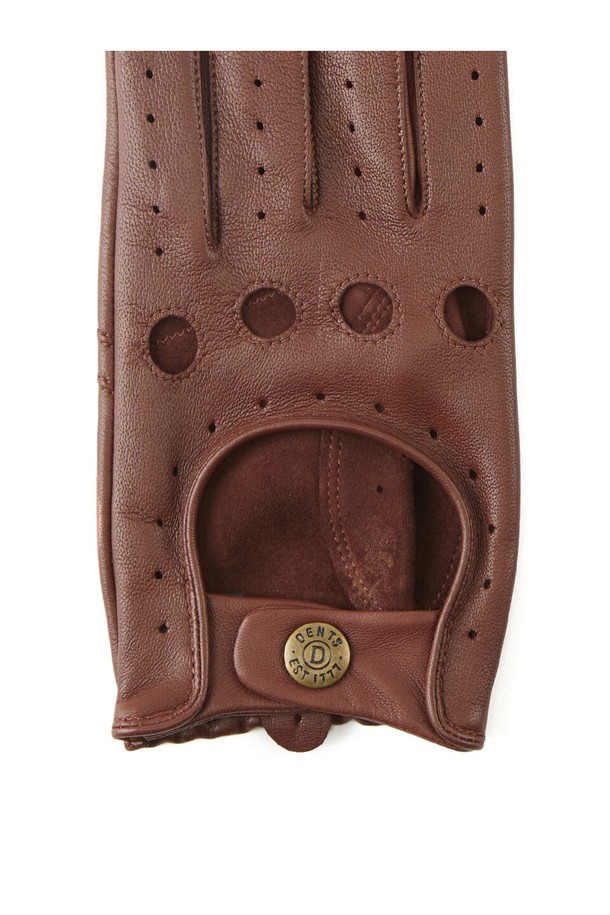 델타 드라이빙 장갑 - 탄은 부드러운 소가죽 소재로 제작되어 뛰어난 착용감을 선사합니다. 클래식하면서도 미니멀한 디자인으로 데이트룩에 잘 어울립니다. 통기성과 흡습 기능이 있어 쾌적하게 사용할 수 있으며, 손등 및 손가락 통기구멍과 그립감 강화 디자인이 특징입니다. 인심 스티칭과 짧은 기장으로 활동성을 높였으며, 3-4 패널 손가락 구조로 편안함을 더했습니다. 탄, 블랙, 그린, 코크 총 4가지 컬러로 만나보세요.
