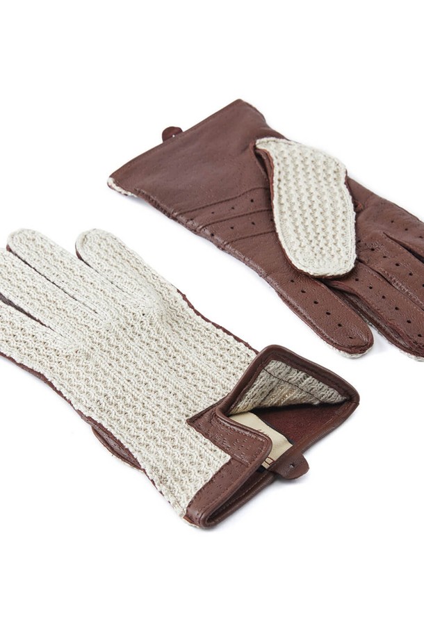 랭커스터 드라이빙 장갑 - 탄은 부드러운 소가죽과 면 소재로 제작되어 봄, 여름철 드라이빙 시 쾌적함을 선사합니다. 탄색 컬러에 크로셰 니트 패턴, 펀칭 디테일이 돋보이는 빈티지 스타일의 장갑입니다. 손바닥 부분은 헤어쉽 가죽을 사용하여 내구성을 높였으며, 프릭심 스티칭 공법과 3-4 패널 손가락 거셋으로 편안한 착용감을 제공합니다. 통기성과 흡습 기능으로 땀이 차는 것을 방지하며, 안감 없는 디자인으로 더욱 가볍게 사용할 수 있습니다. 데이트룩, 여행룩 등 다양한 TPO에 클래식, 미니멀, 캐주얼 스타일로 연출하기 좋습니다.
