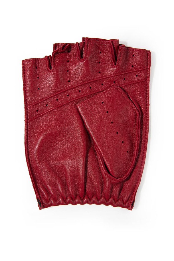 스네터튼 드라이빙 장갑 - 베리 색상은 남성용으로, 클래식하고 미니멀한 스타일을 추구하는 분들을 위한 제품입니다. 고지대 헤어쉽 가죽과 풀그레인 레더를 사용하여 부드러운 촉감과 자연스러운 주름, 스크래치가 특징이며, 얇은 두께로 여름철 드라이빙에 적합합니다. 핑거리스 디자인과 손등 통기구, 손바닥 그립 강화, 그리고 프릭심 스티칭은 기능성을 더합니다. 사이즈 조절 기능과 통기성을 갖춰 편안한 착용감을 제공합니다. 베리 색상은 세련된 분위기를 연출합니다.
