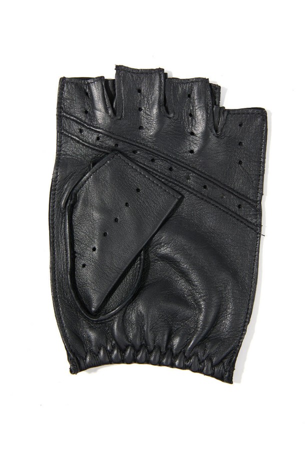 스네터튼 드라이빙 장갑 - 블랙은 부드러운 양가죽 소재로 제작되어 자연스러운 광택과 고급스러운 촉감을 선사합니다. 펀칭 처리된 디자인과 통기구가 적용되어 여름철에도 쾌적한 착용감을 유지하며, 그립감을 높여 드라이빙 시 안정적인 핸들링을 돕습니다. 핑거리스, 너클홀, 손바닥 스티칭, 3-4 패널 손가락 구조, 프릭심 스티칭 구조, 인체 공학적 디자인을 통해 클래식, 미니멀, 캐주얼 스타일의 여행룩, 휴가룩을 완성할 수 있습니다. 뛰어난 내구성을 자랑하며, 경량으로 제작되어 편안한 착용감을 제공합니다.
