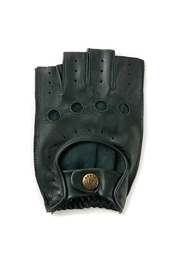 스네터튼 드라이빙 장갑 - 그린은 클래식하고 미니멀한 스타일을 추구하는 분들을 위한 아이템입니다. 부드러운 가죽 소재에 손가락 없는 반장갑 디자인으로, 봄, 가을 드라이빙 시 손등의 통기성을 높였습니다. 그린 컬러와 무지 패턴이 세련된 느낌을 주며, 버튼 디테일이 포인트입니다. 데이트룩 또는 모임룩에 매치하여 스타일리시함을 더할 수 있습니다.
