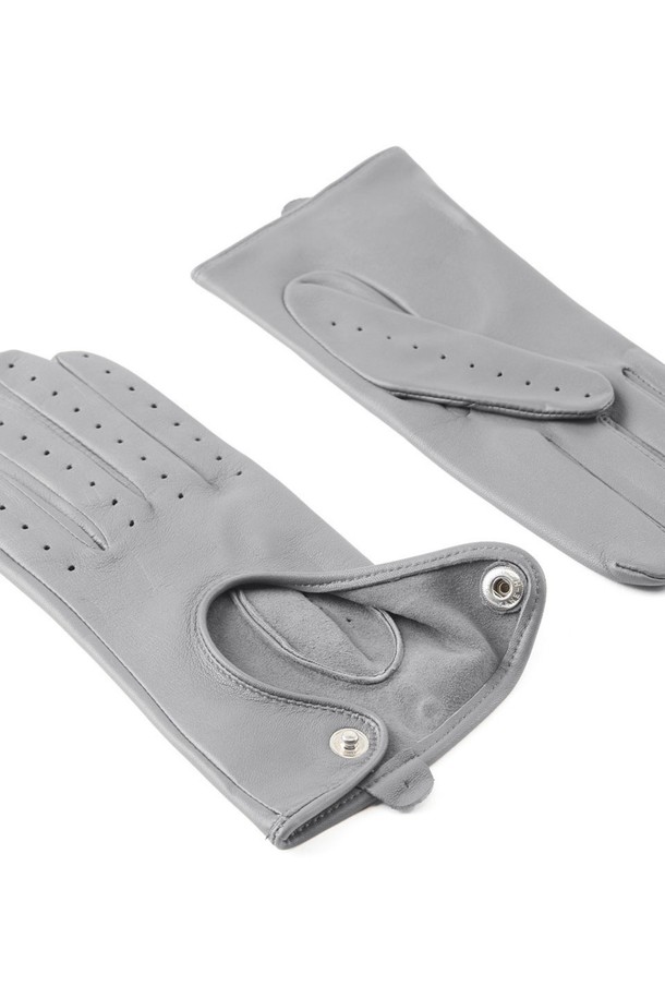 트럭스턴 여성 드라이빙 장갑 - 도브 그레이는 부드러운 헤어쉽 가죽 소재에 은은한 광택이 감도는 여성용 장갑입니다. 클래식한 디자인으로, 손가락 통풍 구멍과 하프 피켓 봉제가 돋보입니다. 얇고 타이트핏으로 제작되었으며, 손목까지 오는 짧은 길이감의 디자인입니다. 가죽 가장자리를 노출하여 고급스러움을 더했으며, 풀그레인 가죽을 사용하여 내구성을 높였습니다. 여름, 겨울철 운전 및 패션 연출에 적합하며, 데이트룩, 쇼핑룩, 겨울 데일리룩 등 다양한 TPO에 클래식, 미니멀, 시크한 스타일을 더할 수 있습니다.
