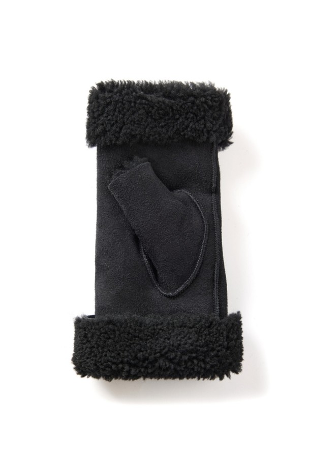 베라 헤어쉽(Vera Hairship) 여성 가죽 장갑 - 블랙 스웨이드입니다. 부드러운 스웨이드 소재로 제작되어 뛰어난 촉감을 자랑하며, 추운 겨울철 보온성을 책임집니다. 손목 부분의 퍼(Fur) 디테일이 고급스러움을 더하며 클래식하고 미니멀한 스타일을 연출합니다. 블랙 컬러의 무지 디자인으로 어떤 옷에도 잘 어울려 일상에서 활용하기 좋습니다. 두꺼운 두께감으로 따뜻하게 손을 보호해주는 겨울 필수 아이템입니다.
