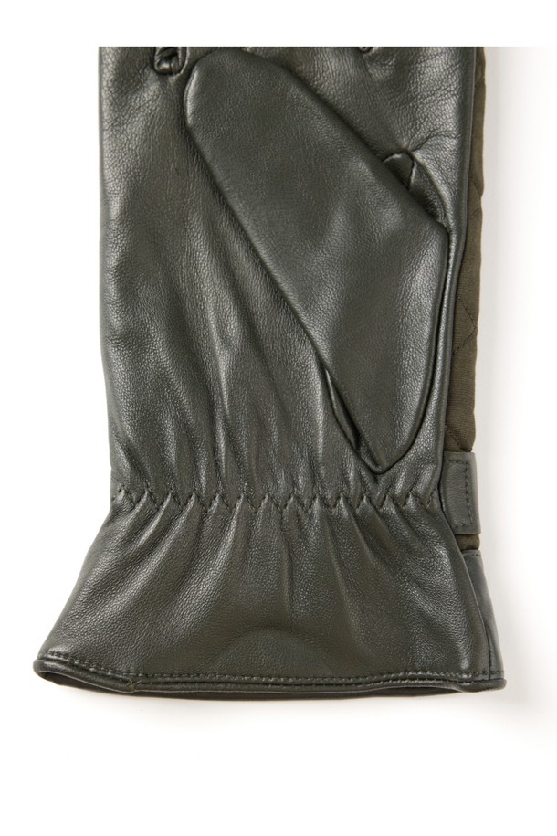 브루톤 터치스크린 남성 가죽장갑 - 올리브는 가을, 겨울철에 착용하기 좋은 남성용 장갑입니다. 부드러운 가죽 소재와 퀄팅 처리로 고급스러운 디자인을 자랑하며, 손목 스트랩과 버클 장식으로 포인트를 더했습니다. 터치스크린 기능을 갖춰 스마트폰 사용이 편리하며, 두꺼운 두께감으로 보온성을 높였습니다. 출근룩과 모임룩 모두에 잘 어울리는 클래식, 미니멀, 캐주얼 스타일의 필수 아이템입니다.
