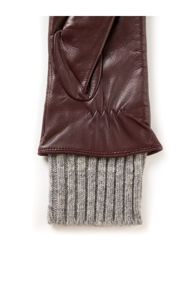 타마라 여성 가죽 장갑 - 클라렛은 가을과 겨울, 추운 계절에 따뜻하게 손을 보호해 줄 여성용 장갑입니다. 부드러운 촉감의 가죽 소재와 니트 커프스의 조화가 돋보이며, 클래식하면서도 미니멀한 스타일을 연출합니다. 클라렛, 버건디, 그레이 3가지 색상으로 제공되어, 어떤 의상에도 잘 어울립니다. 손목 부분의 니트 디테일이 디자인의 포인트가 되어 고급스러움을 더합니다. 일상생활에서 보온성을 유지하며 세련된 스타일을 완성해 보세요.
