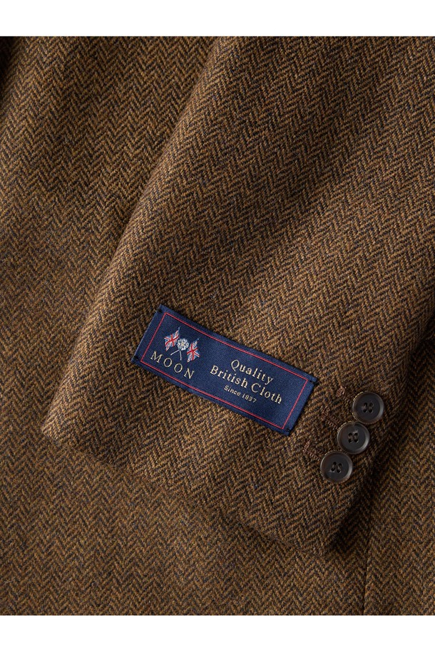 헤링본 메리노울 자켓 - 카멜 브라운은 여성의 가을, 겨울 스타일을 책임질 아우터입니다. 부드러운 촉감의 메리노울 소재에 헤링본 패턴이 더해져 클래식하면서도 베이직한 무드를 연출합니다. 레귤러 핏, 긴 소매, 싱글 버튼 여밈의 테일러드 코트 타입 자켓으로, 출근룩, 오피스룩, 겨울 데일리룩에 모두 잘 어울립니다. 카멜 브라운 컬러는 미니멀, 시크한 스타일을 완성하며, 넉넉한 포켓 디테일로 실용성까지 갖췄습니다.
