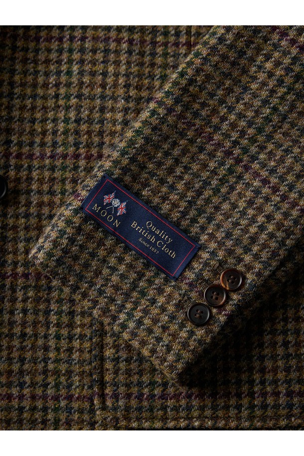 하운드투스 셔틀랜드 울 재킷 - 카키는 가을, 겨울 시즌에 완벽한 남성용 테일러드 재킷입니다. 클래식하고 베이직한 스타일로, 비즈니스 캐주얼, 출근룩, 겨울 데일리룩에 모두 잘 어울립니다. 부드러운 촉감의 두꺼운 울 소재로 제작되었으며, 하운드와 헤링본 패턴이 돋보입니다. 싱글 버튼 여밈 방식과 레귤러 핏으로 편안하게 착용 가능하며, 더블 웰트 이너포켓, 보강된 아웃포켓, 커프스 로고 엠보싱, 보강된 밑단 등의 특징을 갖추고 있습니다. 울마크 인증을 받은 고급스러운 셔틀랜드 울 재킷으로, 미니멀하고 캐주얼한 스타일을 연출해보세요.
