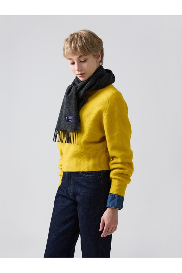 메리노울 머플러 25cm - 다크 차콜은 가을, 겨울철 따뜻하고 스타일리시하게 연출할 수 있는 머플러입니다. 고급스러운 다크 차콜 컬러의 부드러운 메리노울 100% 소재로 제작되어 피부에 자극 없이 포근한 착용감을 선사합니다. 멜란지 기법을 사용하여 은은하고 세련된 색감을 더했으며, 뛰어난 보온성과 흡습, 향균, 소취 기능으로 쾌적함을 유지해줍니다. 일상, 산책, 카페 등 다양한 TPO에 클래식, 미니멀, 캐주얼 스타일로 활용하기 좋으며, 플라워 또는 유니온잭 패턴과 프린지 디자인이 돋보입니다. 일러스트 패키지로 소중한 사람에게 선물하기에도 좋습니다.
