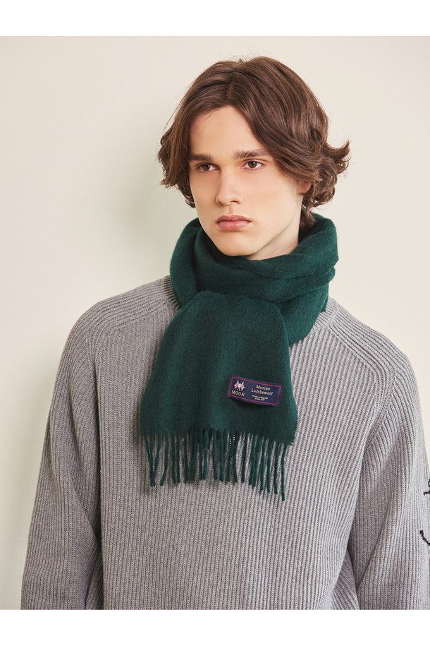 메리노울 머플러 25cm - 로얄 그린은 울마크 인증을 받은 프리미엄 메리노울 소재로 제작되어 부드러운 촉감과 뛰어난 보온성을 자랑합니다. 로얄 그린 컬러의 무지 디자인은 클래식하고 베이직한 스타일을 연출하며, 겨울철 데일리룩, 출근룩, 모임룩 등 다양한 TPO에 활용하기 좋습니다. 두꺼운 두께감으로 추운 날씨에도 따뜻하게 착용 가능하며, 형태 유지력이 우수하고 정전기 방지 기능까지 갖춰 실용적입니다. 프린지 디테일이 돋보이는 이 머플러는 캐주얼, 포멀 룩 모두 소화 가능하여 활용도가 높습니다.
