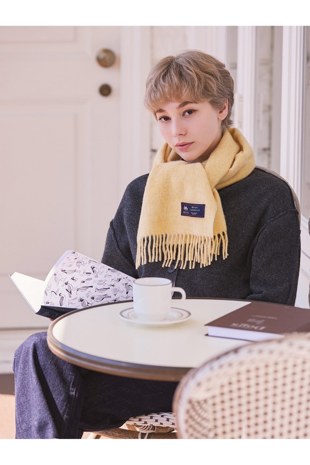 메리노울 머플러 25cm - 샌드는 부드러운 촉감과 뛰어난 보온성을 자랑하는 겨울철 필수 아이템입니다. 울마크 인증을 받은 메리노울 소재에 멜란지 기법을 적용하여 은은하고 고급스러운 샌드 컬러를 연출합니다. 일상, 데일리룩은 물론 산책룩, 모임룩 등 다양한 TPO에 활용하기 좋으며, 클래식하고 베이직한 스타일에 미니멀한 감성을 더했습니다. 25cm 폭의 적당한 길이로 다양한 스타일링이 가능하며, 뛰어난 통기성과 흡습 기능으로 쾌적하게 착용할 수 있습니다.

