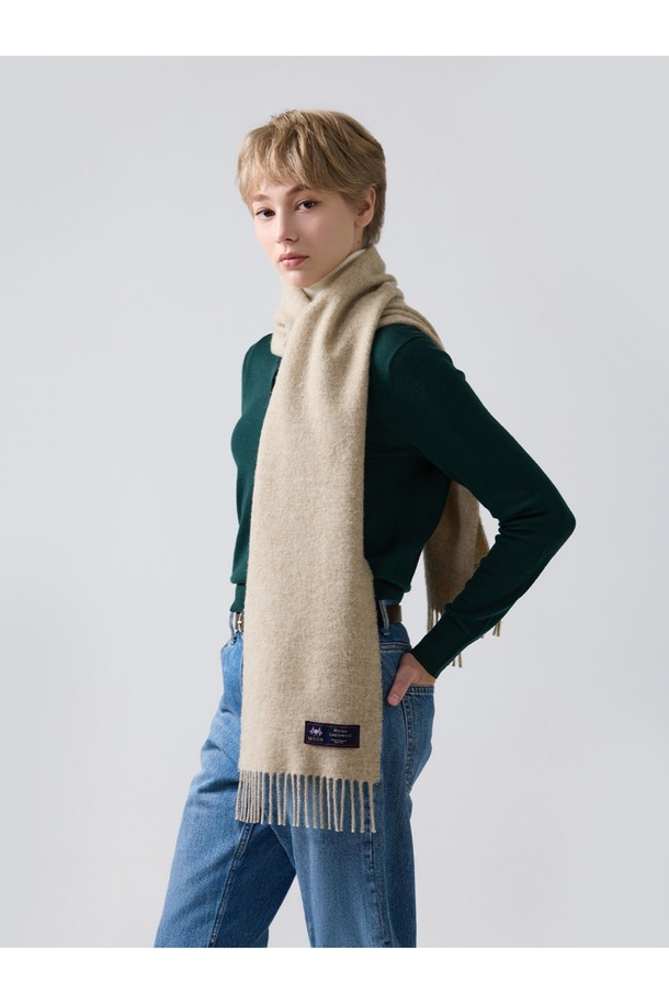 부드러운 메리노울 소재의 베이지 컬러 머플러입니다. 25cm 너비로 제작되어 가볍게 착용하기 좋으며, 가을, 겨울철 데일리룩에 따뜻함과 포인트를 더해줍니다. 영국 클래식 디자인에 멜란지 기법을 사용하여 은은한 멋을 살렸으며, 프린지 장식으로 포인트를 주었습니다. 보온, 흡습, 통기, 향균 기능은 물론, 필링 방지 및 형태 유지 기능으로 오랫동안 변함없이 즐길 수 있습니다. 클래식, 미니멀, 캐주얼 등 다양한 스타일의 겨울 코디에 활용해보세요.
