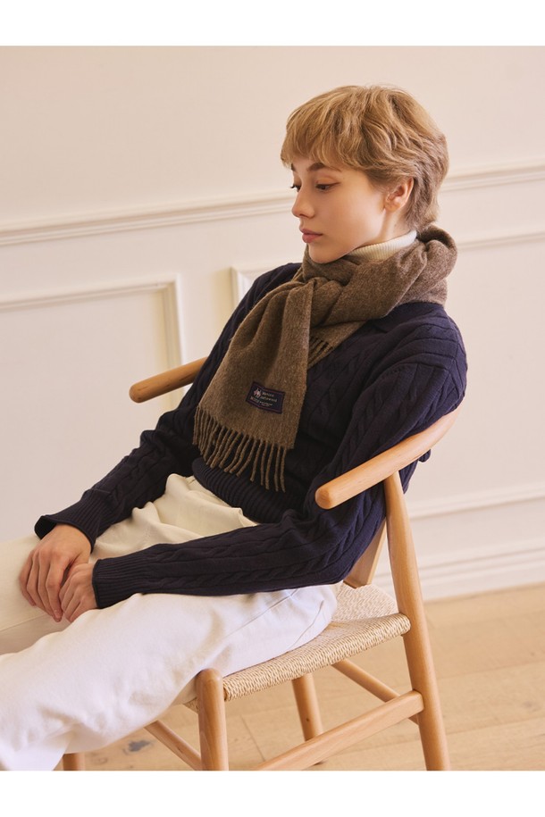 메리노울 머플러 25cm - 다크 베이지는 부드러운 메리노 램스울 소재로 제작되어 겨울철 보온성을 책임집니다. 15~25마이크론의 섬세한 섬유와 최대 7가지 색상의 원사 혼합, 밀란지 기법을 통해 빛과 각도에 따라 다채롭게 변화하는 다크 베이지 컬러를 표현합니다. 플라워와 유니언 잭 패턴이 클래식한 스타일을 강조하며, 프린지 장식으로 포인트를 더했습니다. 일상, 격식 있는 자리 어디든 잘 어울리며, 겨울 데일리룩, 모임룩, 상견례룩에 포근함을 더해줄 머플러입니다.
