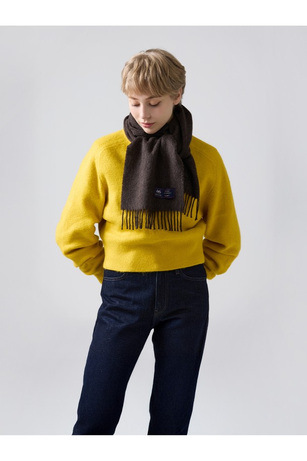 메리노울 머플러 25cm - 모카는 가을, 겨울철에 따뜻함과 스타일을 동시에 선사하는 머플러입니다. 부드러운 메리노울 소재로 제작되어 촉감이 매우 좋으며, 얇은 두께로 답답함 없이 착용 가능합니다. 멜란지 기법을 사용하여 7가지 색상이 혼합되어 은은하고 고급스러운 분위기를 연출하며, 자연스러운 드레이프성이 특징입니다. 플라워 패턴과 프린지 디자인이 더해져 클래식하면서도 베이직한 스타일을 완성하며, 보온, 흡습, 통기, 항균 및 탈취, 온도 조절 기능까지 갖춰 실용적입니다. 가을 나들이룩, 겨울 데일리룩, 카페룩 등 다양한 TPO에 활용하여 미니멀, 캐주얼, 클래식 스타일을 연출할 수 있습니다.
