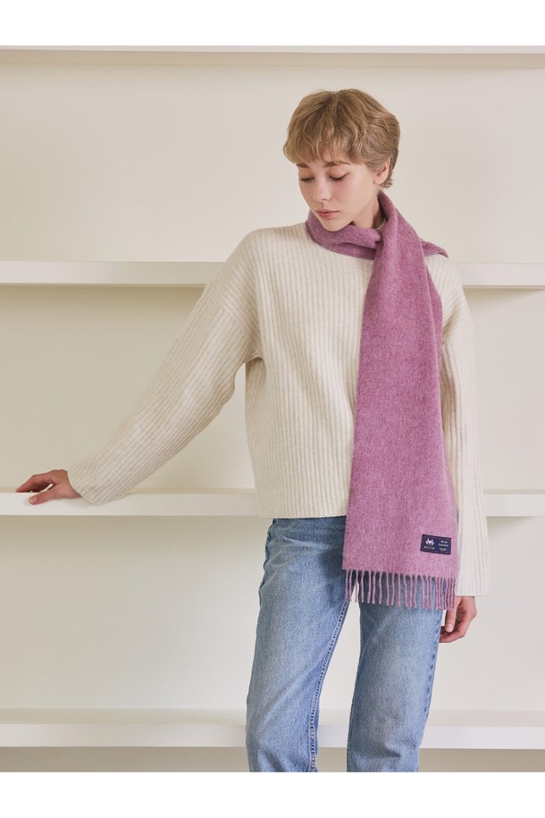 메리노울 머플러 25cm - 로얄 핑크는 부드러운 촉감과 포근함을 선사하는 머플러입니다. 15~25마이크론의 섬세한 메리노 램스울 소재로 제작되어 가을, 겨울철 데일리룩, 산책룩, 카페룩에 따뜻함과 스타일을 더해줍니다. 최대 7가지 색상을 혼합하는 밀란지 기법으로 은은하고 고급스러운 색감을 표현했으며, 베이직하고 클래식한 디자인으로 다양한 스타일에 매치하기 좋습니다. 또한, 보온, 통기, 향균, 소취 기능은 물론, 형태 변형이 적고 보풀이 잘 일어나지 않아 오랫동안 변함없이 착용할 수 있습니다. 로얄 핑크 컬러와 프린지 장식으로 포인트를 더해, 클래식, 미니멀, 캐주얼 스타일을 즐겨 입는 분들께 추천합니다.

