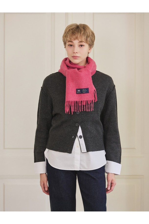 메리노울 머플러 25cm - 핑크는 부드러운 촉감과 뛰어난 보온성을 자랑하는 머플러입니다. 멜란지 기법으로 7가지 색상을 혼합하여 은은하고 세련된 핑크 컬러를 연출하며, 무지 디자인에 프린지 장식으로 포인트를 더했습니다. 메리노울 소재는 흡습, 향균, 통기 기능이 뛰어나 쾌적함을 유지하며, 형태 유지력이 우수하여 오랫동안 변형 없이 착용할 수 있습니다. 가을, 겨울철 데일리룩, 산책룩, 모임룩 등 다양한 TPO에 매치하여 클래식, 미니멀, 캐주얼 스타일을 연출해보세요. 필링을 최소화하여 관리가 용이하며, 부드러운 착용감으로 편안함을 선사합니다.
