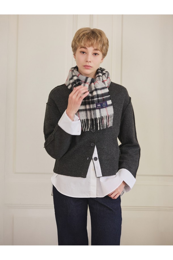 메리노울 머플러 25cm - 그레이 톰슨은 부드러운 촉감과 뛰어난 보온성을 자랑하는 겨울 필수 아이템입니다. 울마크 인증을 받은 메리노울 소재에 밀란지 기법을 사용하여 최대 7가지 색상을 혼합, 은은하고 고급스러운 그레이 컬러의 체크 및 꽃무늬 패턴을 연출했습니다. 25cm, 50cm, 70cm 세 가지 사이즈로 출시되어 다양한 스타일 연출이 가능하며, 형태 변형이 적고 내구성이 강해 오래도록 착용할 수 있습니다. 일상, 격식 있는 자리 모두 잘 어울리며, 보온, 항균, 방취 기능까지 갖춰 겨울철 데일리룩, 모임룩, 오피스룩에 클래식하고 미니멀한 포인트를 더해줍니다.
