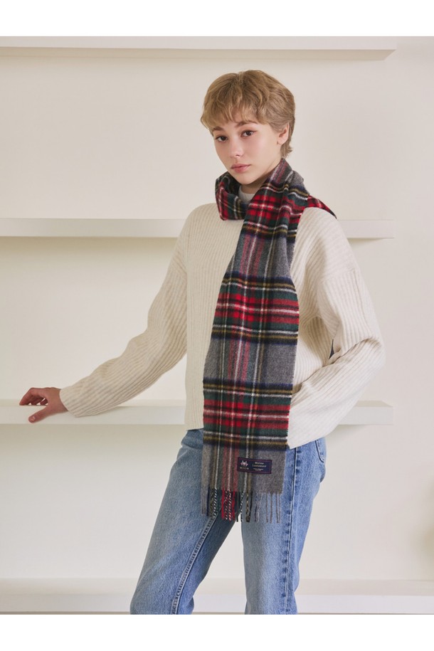 메리노울 머플러 25cm - 그레이 스튜어트는 부드러운 메리노 램스울 소재로 제작되어 가을과 겨울철 따뜻함을 선사합니다. 클래식하고 베이직한 스타일의 체크 패턴과 얇은 두께감으로 다양한 룩에 활용하기 좋습니다. 밀란지 기법을 사용하여 최대 8가지 색상을 혼합, 빛과 각도에 따라 다채로운 색감 변화를 보여줍니다. 일상, 격식 있는 자리 어디든 잘 어울리며, 보온, 흡습, 통기, 항균, 방취 기능으로 실용성을 더했습니다. 
**TPO:** 겨울 데일리룩, 모임룩, 오피스룩 **STYLE:** 클래식, 미니멀, 캐주얼