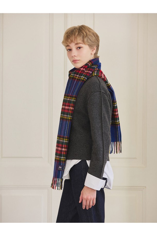 블루 컬러의 메리노울 머플러 25cm입니다. 메리노 램스울 100% 소재로 제작되어 부드러운 촉감과 뛰어난 보온성을 자랑하며, 가을, 겨울철에 따뜻하게 착용할 수 있습니다. 멜란지 기법으로 은은한 멋을 더했으며, 클래식한 체크 패턴과 프린지 디자인이 돋보입니다. 일상, 모임, 카페 등 다양한 TPO에 어울리는 영국 스타일의 머플러로, 미니멀, 캐주얼 룩에 포인트를 더하기 좋습니다. 흡습 및 항균 기능으로 쾌적하게 착용할 수 있습니다.
