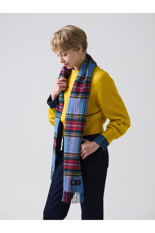 메리노울 머플러 25cm - 블루 빈티지 스튜어트는 부드러운 메리노 램스울 소재로 제작되어 가을, 겨울철 따뜻하고 포근한 착용감을 선사합니다. 클래식 스타일에 어울리는 체크 패턴과 빈티지 블루 컬러, 프린지 디자인이 돋보이며, 울마크 인증을 받은 고품질 제품입니다. 얇은 두께감으로 보온성과 통기성을 동시에 갖춰 일상생활에서 편안하게 착용할 수 있습니다. 2025년 일러스트레이터 '고봄' 작가와의 협업으로 디자인의 가치를 더했습니다. 데이트룩, 가을 나들이룩, 겨울 데일리룩에 클래식하면서도 미니멀한 스타일을 더해보세요.
