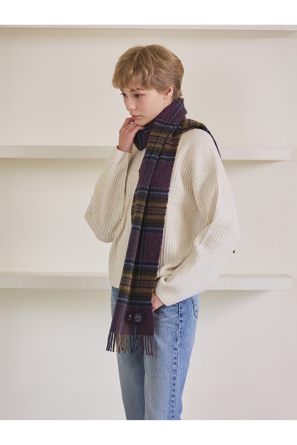 헤더 스튜어트 메리노울 머플러 25cm는 가을, 겨울철 포근함을 선사하는 클래식 스타일의 머플러입니다. 25cm x 190cm 사이즈로, 메리노 양모 100% 소재를 사용하여 부드러운 촉감과 뛰어난 보온성을 자랑합니다. 헤더와 멀티 컬러, 체크 패턴으로 디자인되었으며, 얇은 두께감과 프린지 장식이 특징입니다. 자연 항균, 통기성, 온도 조절, 형태 유지 기능으로 겨울 데일리룩과 가을 나들이룩에 멋을 더해줍니다.
