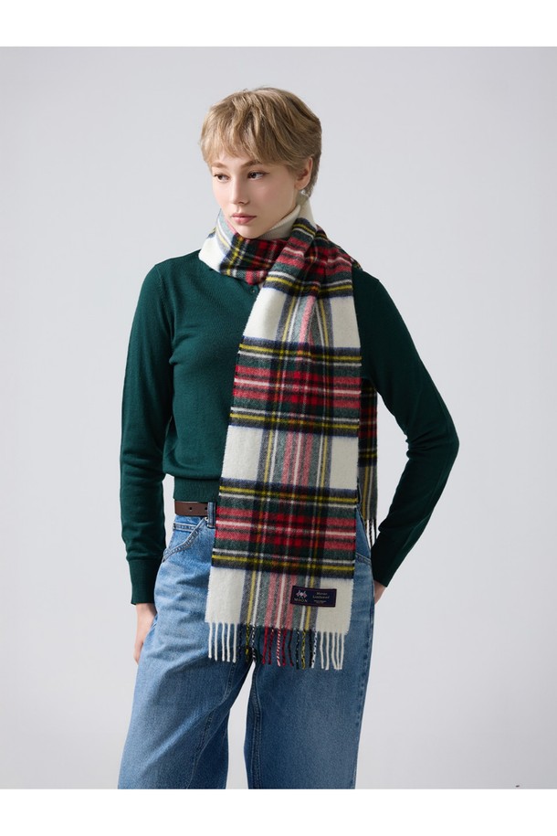 메리노울 머플러 25cm - 드레스 스튜어트는 부드러운 촉감과 따뜻함을 선사하는 겨울철 필수 아이템입니다. 100% 메리노 램스울 소재로 제작되어 뛰어난 보온성과 흡습, 통기 기능을 제공하며, 정전기 방지 기능과 방수 기능으로 실용성을 더했습니다. 클래식한 체크 패턴과 프린지 디자인이 돋보이며, 두꺼운 두께감으로 포근함을 느낄 수 있습니다. 겨울 데일리룩, 산책룩, 카페룩 등 다양한 스타일에 매치하여 클래식하고 미니멀한 무드를 연출해보세요. 화이트, 레드, 그린 3가지 색상으로 만나볼 수 있습니다.
