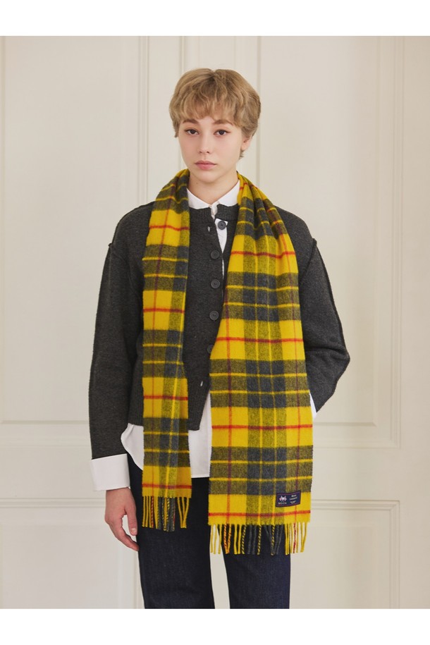 메리노울 머플러 25cm - 맥클리오드는 부드러운 촉감과 클래식한 스타일을 자랑하는 머플러입니다. 가을, 겨울 시즌에 어울리는 얇은 두께의 머플러로, 일상, 산책, 모임 등 다양한 TPO에 활용 가능합니다. 최대 7가지 색상을 혼합하는 밀란지 기법으로 제작되어 은은한 멀티컬러 체크 패턴이 돋보입니다. 15~25마이크론의 메리노울 소재로 제작되어 보온, 흡습, 통기, 향균, 소취 기능을 갖췄으며, 보풀이 적고 형태 변형이 적어 오래도록 사용할 수 있습니다. 울마크 인증을 받은 메리노울 머플러로, 클래식, 미니멀, 캐주얼 스타일을 즐기는 분들에게 추천합니다.
