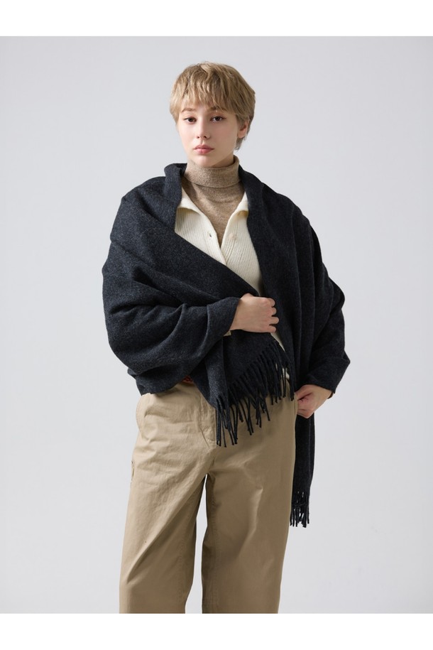 메리노울 숄 70cm - 차콜은 부드러운 메리노울 소재로 제작되어, 겨울철 보온성과 스타일을 동시에 잡을 수 있는 아이템입니다. 70cm x 190cm의 넉넉한 사이즈로, 일상과 격식 있는 자리 모두에 활용 가능하며, 차콜 컬러는 어떤 옷차림에도 잘 어울립니다. 은은한 꽃 또는 유니언잭 패턴으로 포인트를 주었으며, 밀도 있는 두께감과 프린지 디자인이 특징입니다. 보온, 흡습, 통기, 항균, 방취 기능으로 쾌적함을 유지하며, 보풀이 적고 형태 변형이 적어 오래도록 사용할 수 있습니다. 클래식, 미니멀, 캐주얼 스타일의 겨울 데일리룩과 모임룩에 모두 잘 어울립니다.
