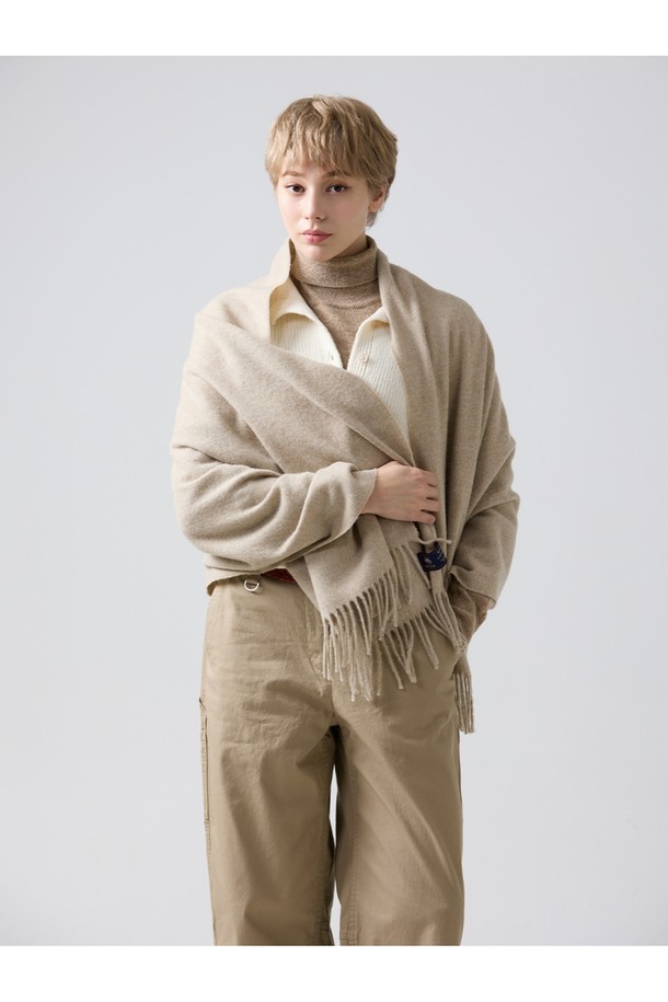 메리노울 숄 70cm - 베이지는 부드러운 촉감과 우수한 보온성을 자랑하는 숄/머플러입니다. 가을, 겨울에 어울리는 두꺼운 두께감과 클래식, 베이직 스타일로 다양한 룩에 활용하기 좋습니다. 15~25마이크론 섬유와 밀란지 기법을 사용하여 형태 변형이 적고, 브리티시 스타일의 고급스러움을 더했습니다. 데일리룩, 모임룩, 오피스룩 등 TPO에 구애받지 않고 클래식, 미니멀, 캐주얼 스타일 모두 소화 가능하며, 프린지 디자인으로 포인트를 주었습니다. 메리노울 소재 특유의 통기, 향균, 소취 기능으로 쾌적하게 착용할 수 있습니다.
