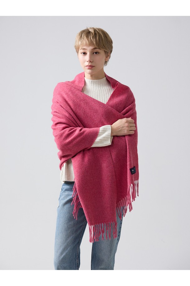 메리노울 숄 70cm - 핑크는 부드러운 촉감과 우수한 보온성을 자랑하는 메리노 램스울 100% 소재의 숄입니다. 빛과 각도에 따라 다채로운 색감을 보여주는 밀란지 패턴과 프린지 디자인이 특징이며, 가을/겨울철 일상, 가을 나들이, 겨울 데일리룩, 산책룩 등 다양한 TPO에 활용하기 좋습니다. 흡습, 통기 기능으로 쾌적함을 유지하며, 보풀이 적고 형태 변형이 적어 오랫동안 변함없이 사용 가능합니다. 클래식, 미니멀, 캐주얼 등 어떤 스타일에도 잘 어울려 폭넓은 활용성을 제공합니다. 15~25마이크론 섬유로 제작되어 더욱 부드러운 착용감을 선사합니다.
