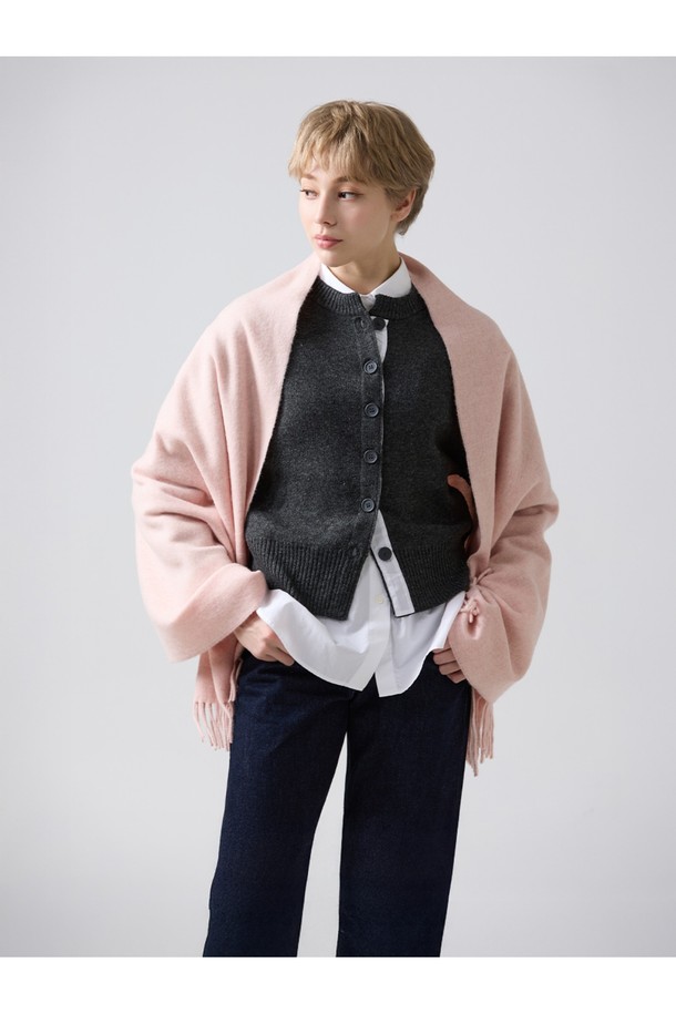 부드러운 메리노울 소재의 숄, "메리노울 숄 70cm - 베이비 핑크"입니다. 얇은 두께감으로 가을, 겨울철에 포근함을 더하며, 멜란지 기법으로 은은한 멋을 자아냅니다. 베이비 핑크 컬러와 클래식, 엘레강스한 스타일이 어우러져 모임룩, 카페룩, 겨울 데일리룩에 돋보이는 포인트를 선사합니다. 프린지 디자인으로 여성스러운 매력을 더하고, 항균, 냄새 방지, 필링 방지 기능으로 위생적이며 형태 유지에도 뛰어납니다. 흡습, 통기 기능으로 쾌적하게 착용할 수 있습니다.
