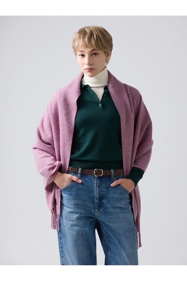 로얄 핑크 컬러의 메리노울 숄 70cm는 가을, 겨울 시즌을 위한 숄/머플러입니다. 메리노 램스울 소재로 제작되어 부드러운 촉감과 뛰어난 보온성을 자랑하며, 흡습, 통기, 항균, 방취 기능까지 갖춰 실용적입니다. 밀란지 기법을 사용하여 최대 5가지 색상을 혼합하고, 빛과 각도에 따라 다채로운 색감 변화를 선사합니다. 꽃 문양과 프린지, 유니언잭 라벨 디자인으로 클래식하고 미니멀한 스타일을 연출하며, 겨울 데일리룩 또는 모임룩에 활용하기 좋습니다. 보풀이 적고 형태 변형이 적어 오랫동안 아름다움을 유지할 수 있습니다.
