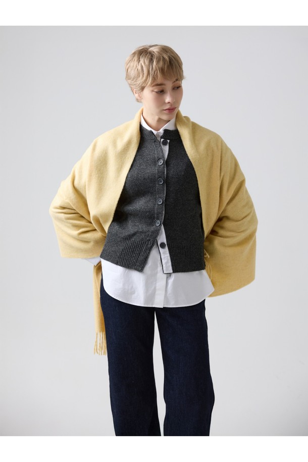 메리노울 숄 70cm - 샌드는 겨울철 따뜻함과 스타일을 동시에 선사하는 머플러입니다. 샌드 컬러의 부드러운 메리노 램스울 소재로 제작되어, 촉촉하고 포근한 착용감을 느낄 수 있습니다. 빛과 각도에 따라 다채로운 색감을 자랑하며, 최대 7가지 색상이 혼합된 밀란지 패턴이 고급스러운 분위기를 더합니다. 격식 있는 자리나 일상에서도 클래식하고 미니멀한 스타일을 연출할 수 있으며, 프린지 디테일이 돋보입니다. 보온성을 높여 겨울 데일리룩, 모임룩, 데이트룩에 폭넓게 활용하기 좋습니다.
