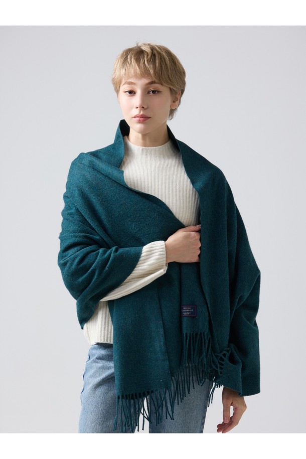메리노울 숄 70cm - 틸은 겨울철 따뜻함과 스타일을 동시에 잡을 수 있는 클래식한 숄 머플러입니다. 부드러운 메리노울 소재로 제작되어 뛰어난 보온성은 물론, 통기성, 흡습, 항균, 방취 기능까지 갖춰 쾌적하게 착용할 수 있습니다. 틸 컬러에 밀란지 패턴이 더해져 어떤 룩에도 잘 어울리며, 특히 겨울 데일리룩과 모임룩에 활용하기 좋습니다. 울마크 인증 원사를 사용하여 품질을 높였으며, 15~25 마이크론의 섬유 굵기로 부드러운 촉감을 선사합니다. 프린지 디자인이 돋보이며, 형태 유지력이 우수하고 보풀 발생이 적어 오랫동안 변함없이 사용할 수 있습니다.

