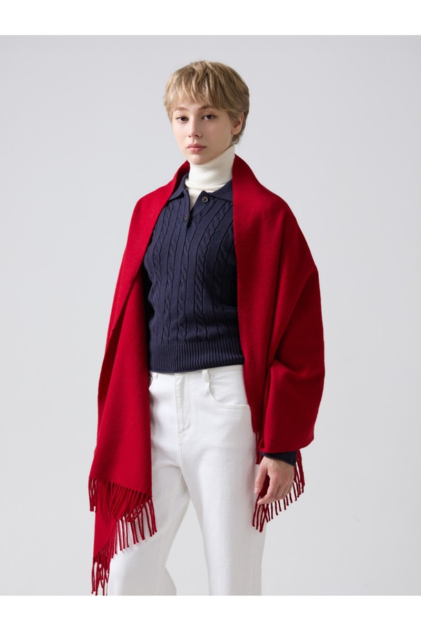 메리노울 숄 70cm - 스칼렛은 부드러운 촉감과 뛰어난 보온성을 자랑하는 숄/머플러입니다. 멜란지 기법으로 은은한 색감 변화를 주었으며, 플라워 패턴이 클래식하고 엘레강스한 분위기를 연출합니다. 울마크 인증을 받은 메리노울 소재로 제작되어 형태 유지력이 우수하며, 가을, 겨울철 데일리룩, 나들이룩, 모임룩에 모두 잘 어울립니다. 70cm 폭으로 다양한 스타일링이 가능하며, 프린지 디자인으로 포인트를 더했습니다. 
