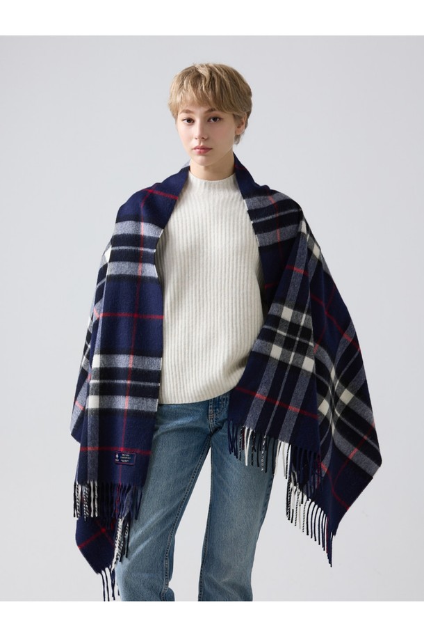 메리노울 숄 70cm - 네이비 톰슨은 부드러운 메리노 램스울 소재로 제작되어 가을, 겨울철 보온성을 높여주는 숄/머플러입니다. 70cm 사이즈로, 일상과 격식 있는 자리 모두에 잘 어울리며, 네이비 컬러의 체크 패턴이 클래식하고 미니멀한 스타일을 연출합니다. 15~25마이크론의 섬세한 섬유로 제작되어 부드러운 촉감을 자랑하며, 프린지 디테일이 돋보입니다. 보온, 흡습, 통기, 항균, 방취 기능으로 쾌적하게 착용할 수 있어 겨울 데일리룩이나 모임룩에 활용하기 좋습니다.
