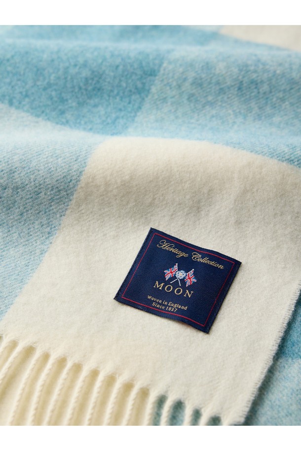 메리노 울 블랭킷 - 파스텔 블락 아쿠아는 부드러운 촉감과 두꺼운 두께로 가을, 겨울철 실내에서 포근함을 더해주는 블랭킷입니다. 고급스러운 텍스처의 메리노 울 소재에 아쿠아와 파스텔 컬러의 조화로운 블록 패턴 디자인이 돋보입니다. 울마크 인증을 받은 제품으로, 보온, 방수, 흡습 기능은 물론, 자연 방오 기능과 뛰어난 형태 유지력, 우수한 내구성을 자랑합니다. 집콕룩, 겨울 데일리룩에 클래식하면서도 미니멀한 분위기를 더해보세요.
