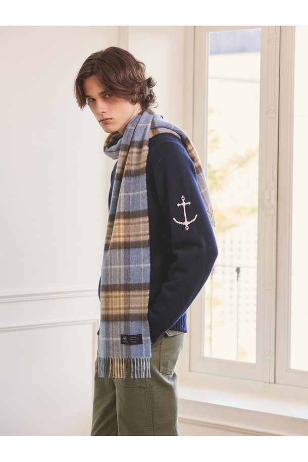 메리노울 머플러 25cm - 블루 멕켈라는 부드러운 촉감과 따뜻함을 선사하는 머플러입니다. 프리미엄 메리노 램스울을 사용하여 보온성과 통기성이 뛰어나며, 멜란지 기법으로 7가지 색상을 혼합하여 은은한 매력을 더했습니다. 가을, 겨울철 일상룩, 데일리룩, 카페룩에 클래식하고 미니멀한 스타일을 더해줍니다. 얇은 두께감과 체크 패턴, 프린지 디자인이 특징이며, 자연스러운 워터 피니싱 공정으로 마감했습니다. 
