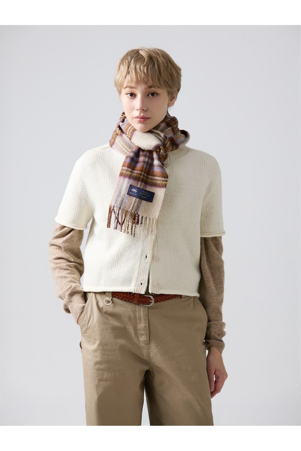 메리노울 머플러 25cm - 드레스 헤더는 부드러운 촉감의 메리노 램스울 100% 소재로 제작되어 가을, 겨울철 따뜻하고 포근하게 착용할 수 있는 머플러입니다. 클래식한 스타일과 잘 어울리는 헤더 및 멀티컬러 배색, 플라워 및 체크 패턴 디자인으로 다양한 룩에 포인트를 더합니다. 중간 두께감으로 보온성을 높였으며, 멜란지 기법을 통해 500가지 이상의 다채로운 컬러를 구현했습니다. 일상, 산책, 여행 등 다양한 TPO에 활용 가능하며 우수한 흡습, 항균, 소취 기능을 갖춰 쾌적하게 사용할 수 있습니다. 특히, 프린지 디테일이 고급스러움을 더합니다.
