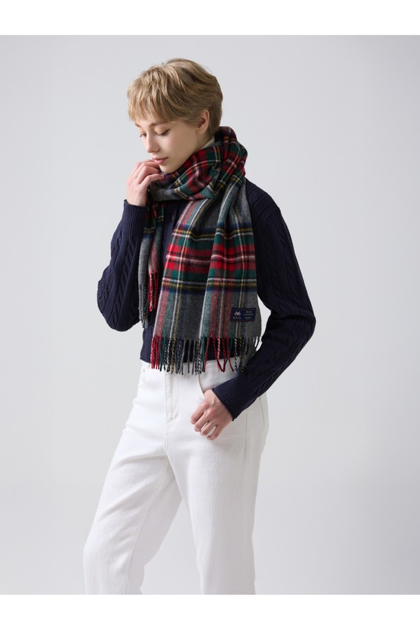 메리노울 숄 머플러 50cm - 뉴그레이 스튜어트는 가을, 겨울에 활용하기 좋은 머플러/숄입니다. 50cm x 190cm 크기로, 클래식하고 베이직한 스타일을 연출하며, 체크 패턴과 뉴그레이 스튜어트 컬러 배색이 특징입니다. 15-25 마이크론의 메리노울 소재로 제작되어 부드러운 촉감과 우수한 보온, 흡습 기능을 제공하며, 프린지 디자인으로 포인트를 더했습니다. 데일리룩, 산책룩, 모임룩 등 다양한 TPO에 활용하여 클래식, 미니멀, 캐주얼 스타일을 완성해보세요. 형태 유지력과 통기성, 항균 및 방취 기능으로 쾌적하게 착용할 수 있습니다.
