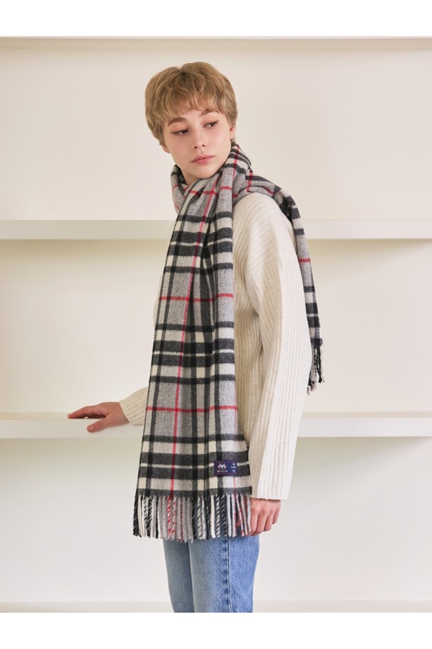메리노울 숄 머플러 50cm - 그레이 톰슨은 100% 메리노 램스울 소재로 제작되어 부드러운 촉감과 뛰어난 보온성을 자랑합니다. 멜란지 기법과 다양한 컬러 원사 혼합으로 은은하고 세련된 분위기를 연출하며, 체크 패턴이 클래식하면서도 베이직한 스타일을 더합니다. 가을, 겨울철 데일리룩과 산책룩에 매치하기 좋으며, 중간 두께감으로 답답함 없이 따뜻하게 착용할 수 있습니다. 프린지 디자인이 돋보이며, 항균 및 방취 기능과 통기성까지 갖춰 실용적입니다.

