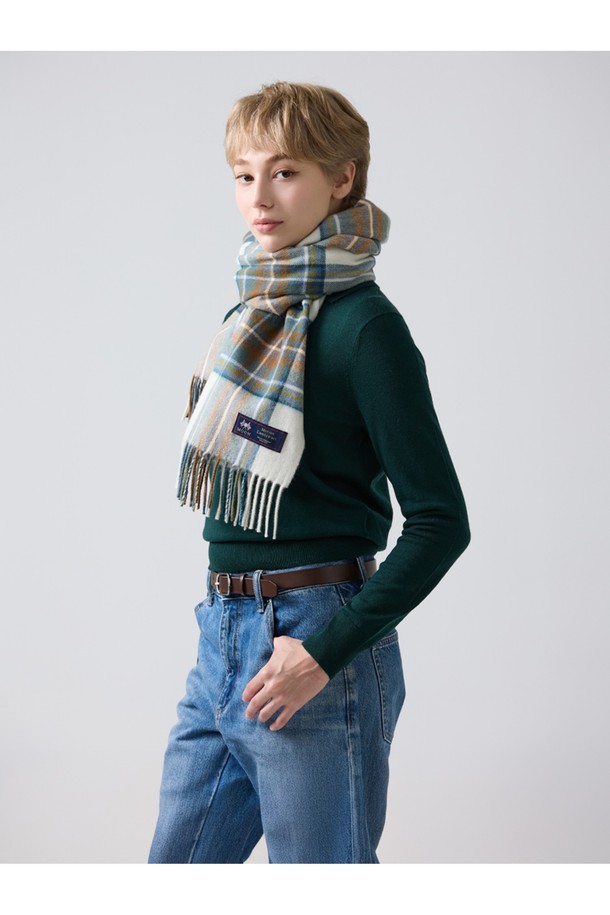 메리노 울 숄 머플러 50cm - 뉴 뮤티드 블루 스튜어트는 부드러운 촉감의 메리노 울 소재로 제작되어 가을, 겨울에 포근함을 선사합니다. 멜란지 기법을 통해 다채로운 색감을 표현했으며, 최대 7가지 컬러가 혼합되어 고급스러운 분위기를 자아냅니다. 클래식한 체크 패턴과 프린지 디자인이 돋보이며, 일상 또는 포멀 룩에 모두 잘 어울립니다. 보온, 흡습, 통기 기능은 물론, 자연스러운 항균 및 탈취 기능과 온도 조절 기능까지 갖춰 실용적입니다. 오피스룩, 모임룩, 겨울 데일리룩에 스타일리시하게 매치할 수 있습니다.
