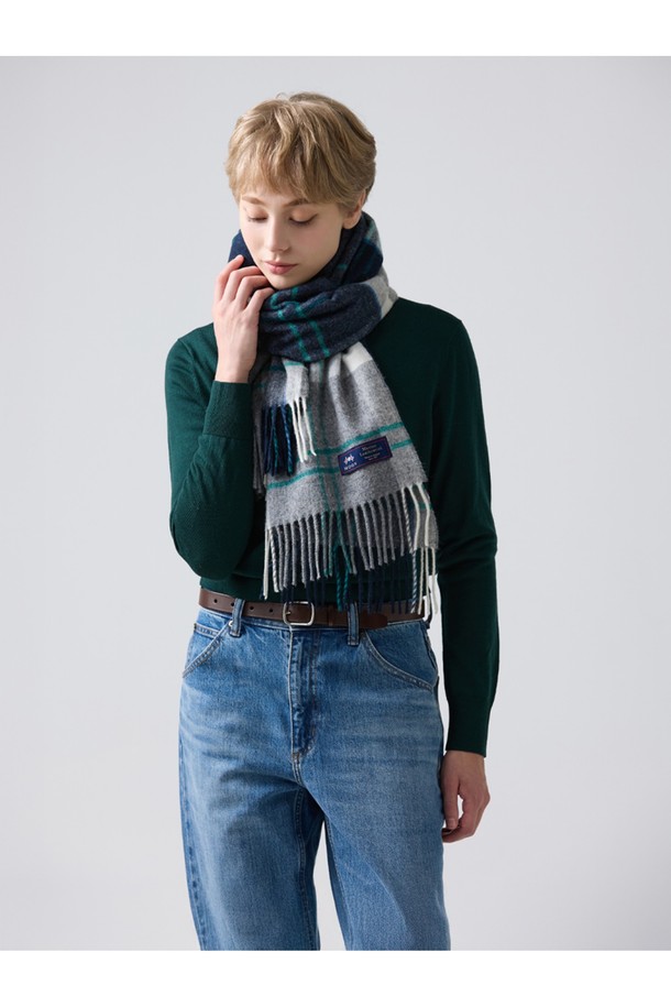 메리노울 숄 머플러 50cm - 우드하우스 그레이 블루는 가을과 겨울, 일상에서 따뜻함과 스타일을 더해줄 머플러입니다. 부드러운 메리노울 소재로 제작되어 뛰어난 보온성과 통기성을 자랑하며, 멜란지 기법을 사용해 은은하고 고급스러운 분위기를 연출합니다. 클래식하고 베이직한 체크 패턴에 프린지 디테일이 더해져 멋스러움을 더하고, 자연스러운 드레이프성으로 우아한 핏을 선사합니다. 겨울 데일리룩, 산책룩, 모임룩 등 다양한 스타일에 미니멀하고 캐주얼하게 매치하여, 영국 전통 스타일을 경험해 보세요. 필링을 최소화하고 형태 유지력이 우수하여 오랫동안 변함없이 착용할 수 있습니다.
