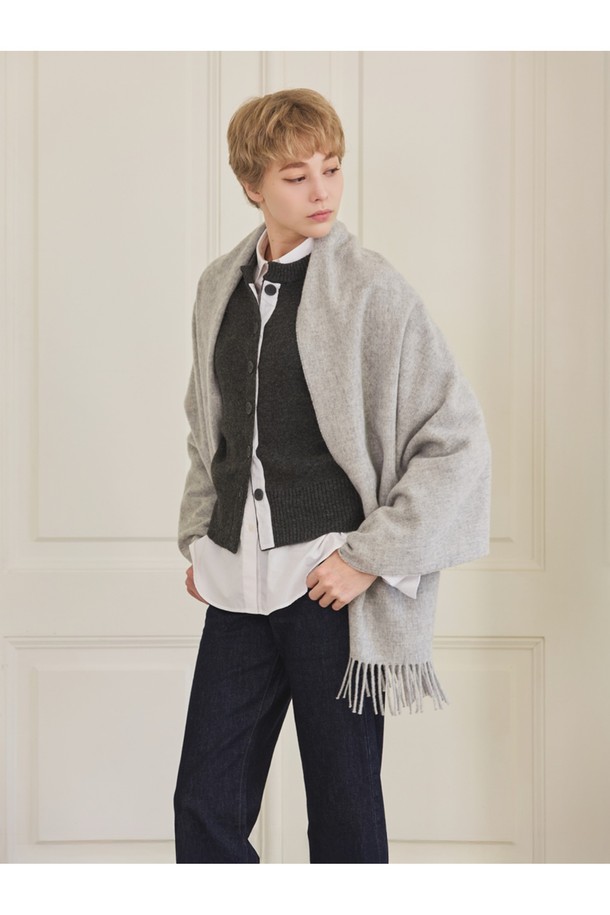 메리노울 숄 70cm - 실버는 가을, 겨울에 어울리는 우아하고 따뜻한 숄입니다. 부드러운 메리노 램스울 소재로 제작되어 뛰어난 보온성을 제공하며, 은은한 실버 컬러와 밀란지 패턴이 고급스러운 분위기를 더합니다. 얇은 두께감으로 답답함 없이 착용 가능하며, 프린지 디자인이 세련된 포인트를 줍니다. 일상, 격식 있는 자리 모두 활용 가능하며, 보온, 흡습, 통기, 항균, 방취 기능으로 쾌적하게 착용할 수 있습니다. 빛과 각도에 따라 다채로운 색감을 자아내며 7가지 색상이 혼합되어 더욱 매력적입니다.
