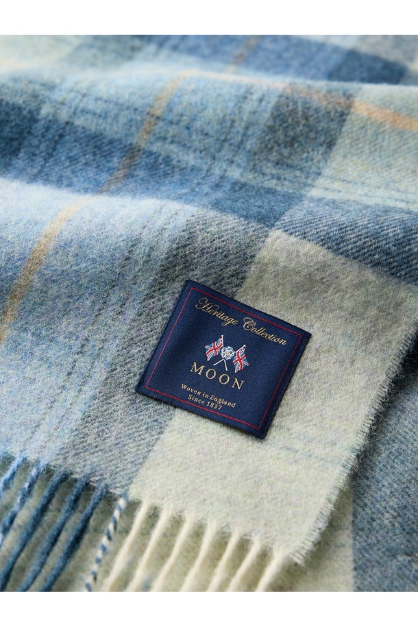 포근한 셔틀랜드 울 소재의 블랭킷, 스카이 블루 컬러가 당신의 공간에 부드러운 매력을 더합니다. 체크와 플라워 패턴이 조화롭게 어우러져 클래식, 미니멀, 캐주얼 등 다양한 스타일 연출에 용이합니다. 두꺼운 두께감과 부드러운 촉감으로 실내에서 포근함을 선사하며, 울마크 인증을 받은 셔틀랜드 울은 보온, 통기성, 항균, 소취 기능까지 갖춰 사계절 내내 쾌적하게 사용 가능합니다. 프린지 디자인으로 포인트를 더했으며, 멜란지 기법과 친환경 생산, 동물복지 기준 준수로 높은 품질을 자랑합니다.
