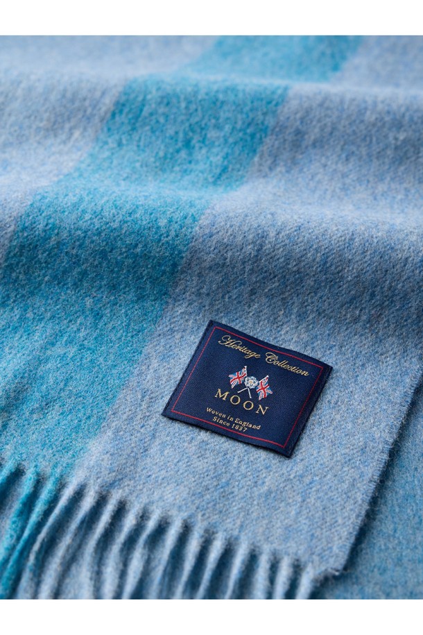 메리노 울 블랭킷 - 스트라이프 블루는 부드러운 촉감과 따뜻함을 선사하는 겨울철 필수 아이템입니다. 메리노 울 100% 소재로 제작되어 보온성이 뛰어나며, 흡습, 향균, 통기 기능으로 쾌적함을 유지합니다. 클래식하고 베이직한 디자인에 스트라이프 패턴과 프린지 장식이 더해져 인테리어 소품으로도 훌륭합니다. 멜란지 효과와 형태 안정성, 그리고 온도 조절 기능으로 더욱 실용적이며, 집콕룩, 가을 나들이룩, 겨울 데일리룩에 포근함을 더해줍니다.
