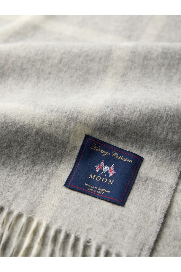 메리노 울 블랭킷 - 윈도우페인 그레이는 부드러운 촉감과 뛰어난 보온성을 자랑하는 겨울용 블랭킷입니다. 145cm X 190cm 사이즈로, 메리노 울 100% 소재와 영국 전통 스타일의 윈도우페인(체크) 패턴이 어우러져 클래식하고 미니멀한 분위기를 연출합니다. 복합 멜란지 컬러링 기법과 프린지 디테일이 돋보이며, 항균 및 방취 기능, 뛰어난 수분 흡수/발산 능력으로 쾌적하게 사용할 수 있습니다. 집콕, 겨울 데일리룩, 캠핑 등 다양한 TPO에 활용하여 포근하고 따뜻한 겨울을 보내세요. 필링 방지 및 형태 유지력이 우수하여 오래도록 변함없이 사용할 수 있습니다.
