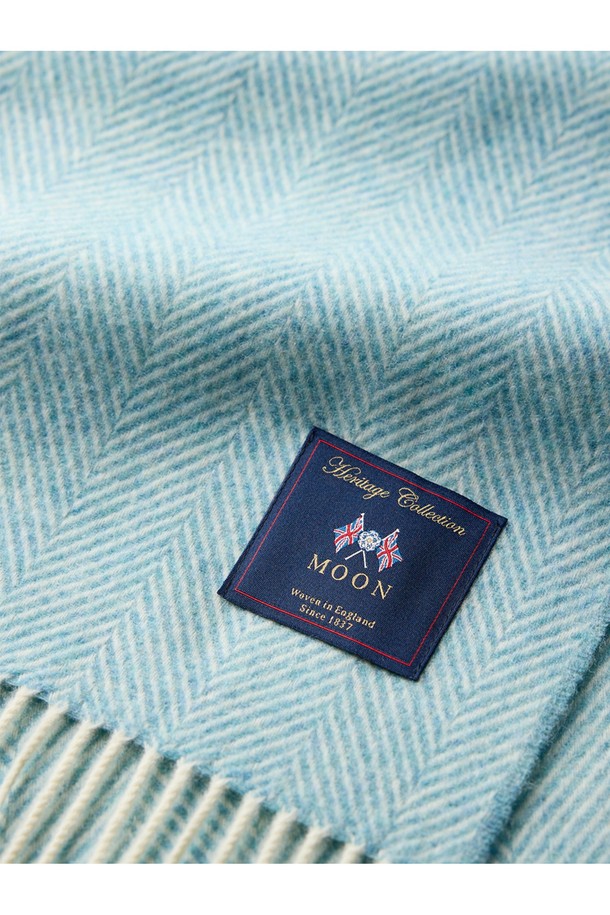 메리노 울 블랭킷 - 아쿠아는 부드러운 촉감과 포근함을 선사하는 겨울철 필수 아이템입니다. 울마크 인증을 받은 메리노 울 소재로 제작되어 보온성은 물론 정전기 방지 기능까지 갖췄습니다. 7가지 색상의 실을 혼합하여 500가지 이상의 다채로운 컬러 변형이 가능하며, 클래식하면서도 모던한 스타일을 연출합니다. 두꺼운 두께감과 자연스러운 광택감, 그리고 방수 기능까지 더해져 집콕룩과 겨울 데일리룩에 완벽하게 어울립니다. 뛰어난 내구성과 프리미엄 가공으로 오래도록 변함없는 가치를 경험해 보세요.
