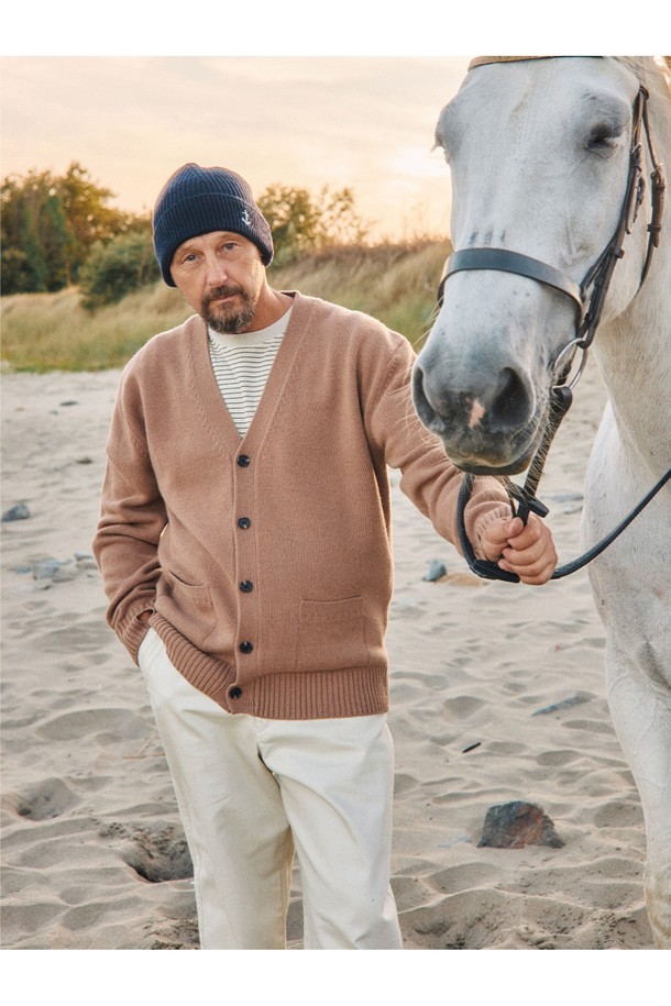 슈퍼 파인 메리노울 브이넥 가디건 - 카멜 브라운은 부드러운 촉감과 뛰어난 보온성을 자랑하는 가을/겨울 필수 아이템입니다. 18.5마이크로미터 이하의 초미세 등급 메리노울 소재로 제작되어 밀도 높은 짜임과 단단한 조직감을 느낄 수 있습니다. 베이직하고 클래식한 디자인으로, 포켓과 핑거홀, 사시 봉제 마감, 깔끔한 봉제선 등의 디테일이 돋보입니다. 레귤러핏에 브이넥으로 디자인되어 겨울 데일리룩, 오피스룩, 모임룩 등 다양한 TPO에 활용하기 좋습니다. 카멜 브라운을 포함한 네이비, 미드 그레이, 체스트넛, 포레스트 그린 5가지의 다채로운 컬러로 만나보세요.
